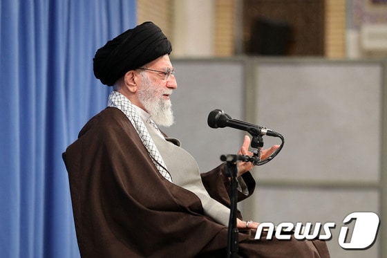 아야톨라 알리 하메네이 이란 최고지도자가 17일(현지시간) 국영TV 방송을 통해 연설하고 있다. © AFP=뉴스1