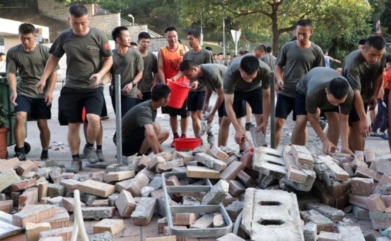 인민군들이 벽돌 잔해를 치우고 있는 모습 - SCMP 갈무리