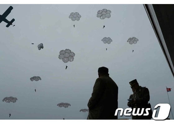 김정은 북한 국무위원장이 저격병들의 낙하산 침투 훈련을 지도했다고 노동당 기관지 노동신문이 18이 보도했다. 2019.11.18(노동신문)© 뉴스1