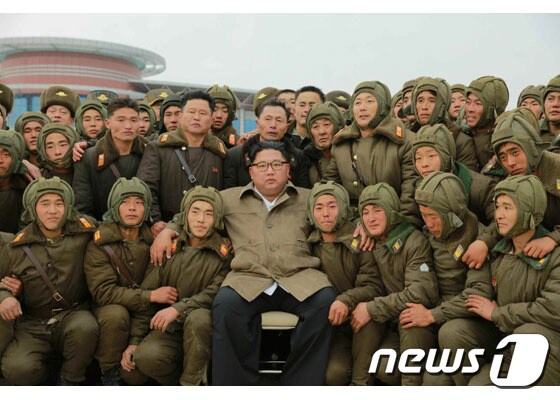 김정은 북한 국무위원장이 저격병들의 낙하산 침투 훈련을 지도했다고 노동당 기관지 노동신문이 18이 보도했다. 2019.11.18(노동신문)© 뉴스1