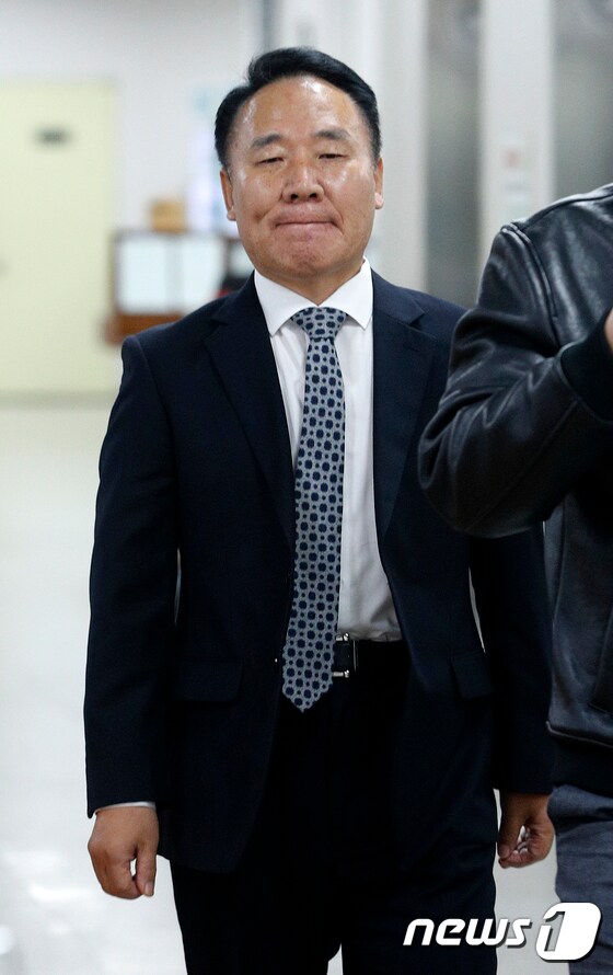 염동열 자유한국당 의원이 18일 오후 서울 서초동 중앙지방법원에서 열린 강원랜드 채용비리 혐의 관련 공판에 출석하고 있다. 2019.11.18/뉴스1 © News1 안은나 기자