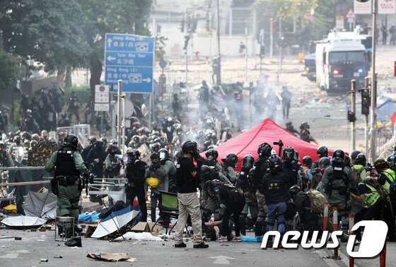 18일 오후 홍콩 이공대학교에서 홍콩 경찰들이 시위 진압 작전을 하고 있다. 2019.11.18/뉴스1 © News1 이재명 기자