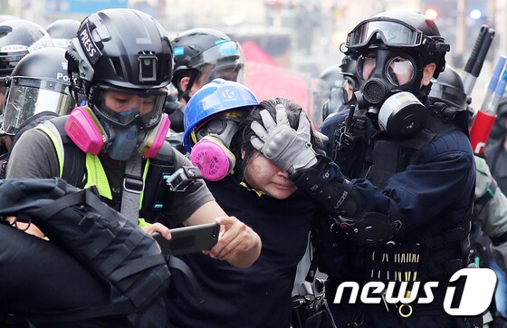 18일 오후 홍콩 이공대학교에서 경찰이 시위 학생을 연행하고 있다. 2019.11.18/뉴스1 © News1 이재명 기자
