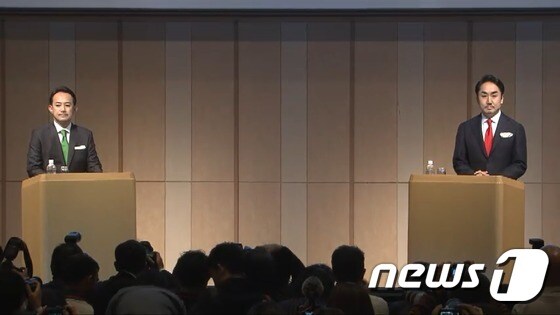가와베 겐타로 Z홀딩스 CEO와 이데자와 다케시 라인 CEO가 18일 도쿄 그랜드프린스호텔에서 기자회견을 열고 양사의 경영 통합 방안에 대해 설명하고 있다.© 뉴스1