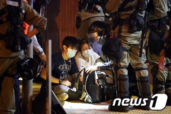 18일 오후 홍콩 이공대학교에서 부상을 입은 학생들이 구급차에 탑승하기 전 대기하고 있다. 2019.11.18/뉴스1 © News1 이재명 기자