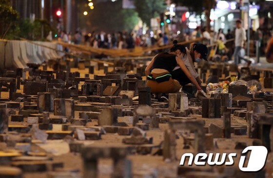 18일 오후 홍콩 침사추이역 인근 도로에서 벽돌을 이용해 바리게이트를 만들고 있다. 2019.11.18/뉴스1 © News1 이재명 기자
