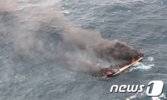 19일 오전 제주 차귀도 서쪽 해상에서 어선에서 화재가 발생해 전소됐다. 현재 승선원 12명의 구조 여부는 파악되지 않고 있다. (제주해양경찰청 제공) 2019.11.19 /뉴스1 © News1 