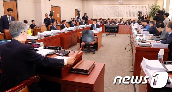 여국회 법제사법위원회 전체회의 자료 사진. 2019.11.19/뉴스1 © News1 이종덕 기자