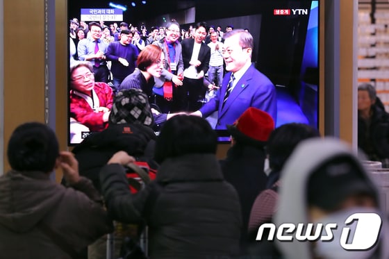 19일 오후 서울역 대합실에서 시민들이 문재인 대통령의 국민과의 대화를 시청하고 있다.2019.11.19/뉴스1 © News1 구윤성 기자
