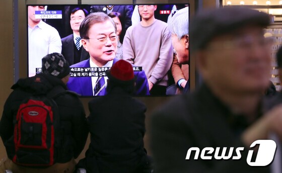 19일 오후 서울역 대합실에서 시민들이 문재인 대통령의 국민과의 대화를 시청하고 있다.2019.11.19/뉴스1 © News1 구윤성 기자