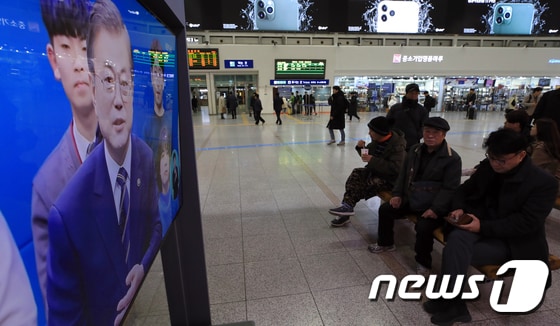 19일 오후 서울역 대합실에서 시민들이 문재인 대통령의 '국민과의 대화'를 시청하고 있다.2019.11.19/뉴스1 © News1 구윤성 기자
