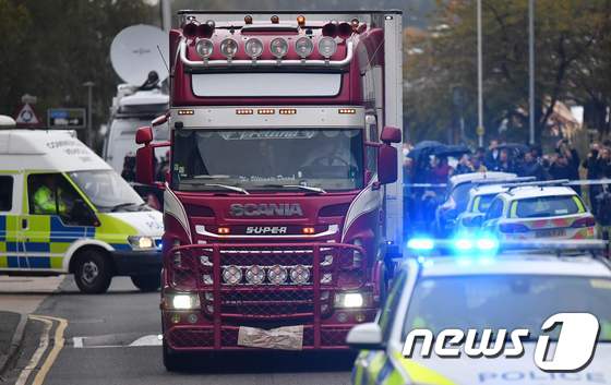 지난달 23일 새벽 런던에서 동쪽으로 약 32㎞ 떨어진 에식스주 그레이스의 워터글레이드 산업단지에서 39구의 시신이 실린 화물 트럭 컨테이너가 발견됐다. © AFP=뉴스1