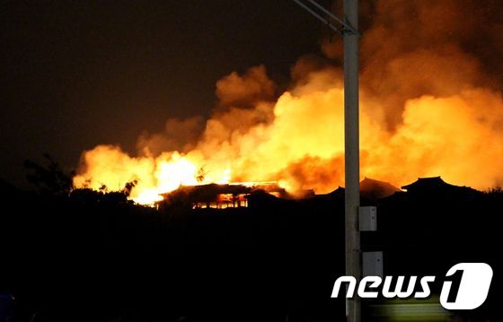 31일 새벽 슈리성에서 대형 화재가 발생해 중심 건물인 '정전' '북전' '남전' 등 총 7곳이 전소됐다. © AFP=뉴스1
