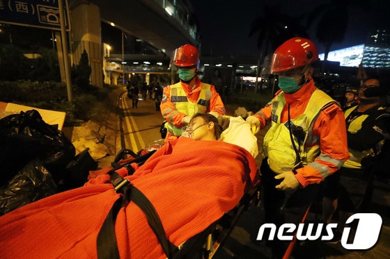 19일 홍콩 이공대에서 부상을 입은 학생이 들것에 실려 나오고 있다. 2019.11.20/뉴스1 © News1 이재명 기자