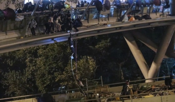 시위대가 홍콩 이공대 옆 육교에서 밧줄을 타고  탈출을 시도하고 있다.  다리 아래는 고속도로다. - SCMP 갈무리