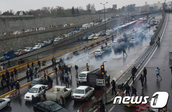 이란 수도 테헤란에서 휘발유 가격 인상에 반발한 시민들이 시위를 벌이고 있는 모습. © 로이터=뉴스1