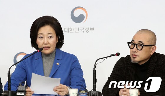 박영선 중소벤처기업부 장관(왼쪽)과 김봉진 우아한형제들 의장(오른쪽) © News1 오대일 기자