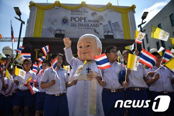 20일 프란치스코 교황 방문을 환영하는 태국 시민들 © AFP=뉴스1