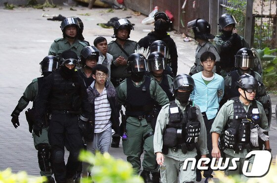 20일 오전 홍콩 이공대학교에서 시위 참여 학생들이 탈출에 실패한 후 경찰과 함께 나서고 있다. 2019.11.20/뉴스1 © News1 이재명 기자