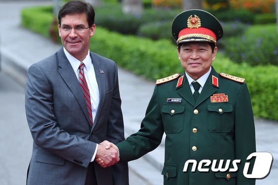 마크 에스퍼 미국 국방장관(왼쪽)과 응오 쑤언 릭 베트남 국방장관 © AFP=뉴스1