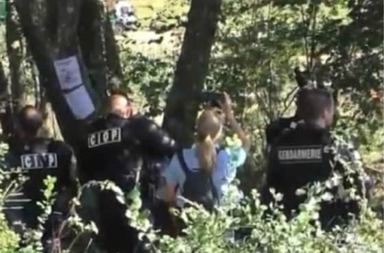 숲속에서 수사를 벌이고 있는 프랑스 경찰 - 트위터 갈무리