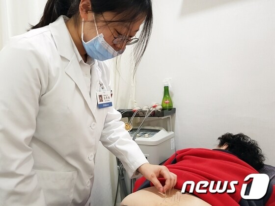 분당자생한방병원 의료진이 성남시 정자동에 위치한 한솔종합사회복지관을 방문해 지역 노인들을 치료하고 있다.© 뉴스1