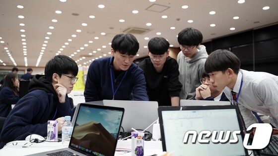  대전에서 열린 소프트웨어마이스터고 연합 해커톤 대회에서 소프트웨어마이스터고 학생들이 아이디어 회의 및 해커톤을 진행하고 있다. (과학기술정보통신부 제공) /뉴스1