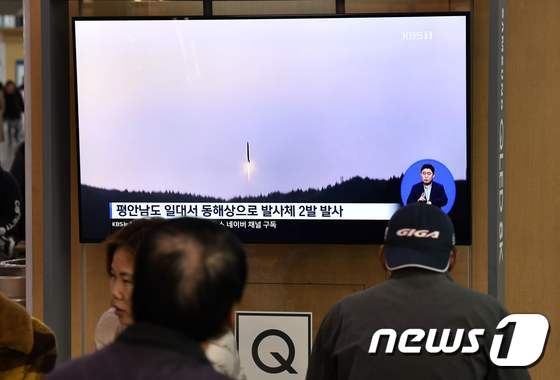 지난달 31일 서울역에서 시민들이 북한의 미사일 발사 관련 뉴스를 대형TV를 통해 시청하고 있다. © AFP=뉴스1