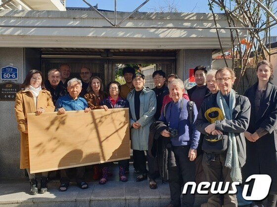 프랑스 루브르박물관 방문단이 22일 전북 전주의 유배근 한지발 장인을 찾아 기념촬영을 하고 있다.(전주시 제공) 2019.11.22 /뉴스1 © News1 