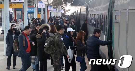철도파업 첫 주말 '서울행 열차 타는 시민들'