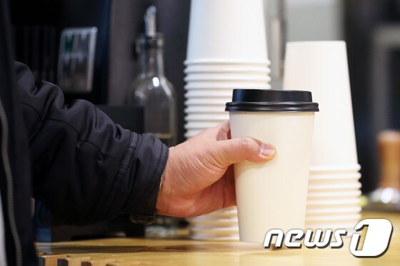 서울 시내 한 카페에서 손님이 음료가 든 종이컵을 가져가는 모습. 2019.11.24/뉴스1 © News1 임세영 기자