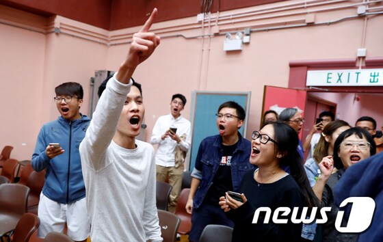 25일 홍콩의 사우스호라이즌 서구 투표소에서 범민주 진영 지지자들이 선거에서 승리를 거두자 환호하고 있다. © 로이터=뉴스1 © News1 우동명 기자
