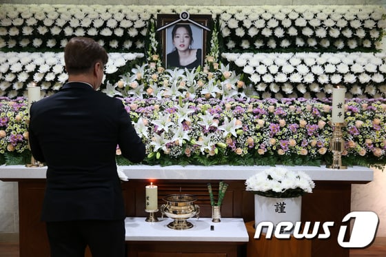 가수 고 구하라의 일반 빈소가 마련된 서울 강남 성모병원 장례식장에서 관계자가 조문객을 받을 준비를 하고 있다. 2019.11.25/뉴스1 © News1 사진공동취재단