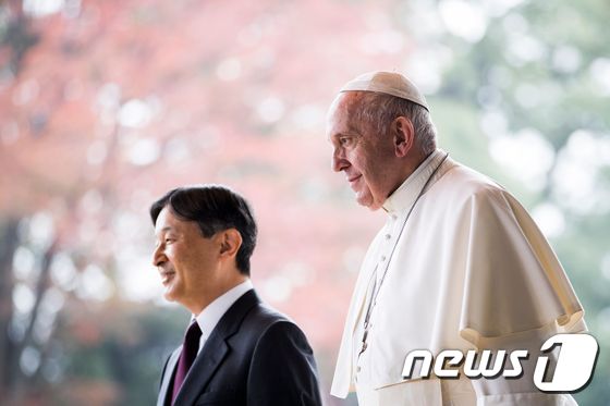 나루히토 일왕이 25일 프란치스코 교황을 영접하고 있다. © AFP=뉴스1