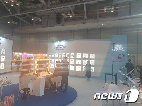 K뷰티 부스 중앙에 마련된 화장대. 이곳에선 최신 한국 스타일의 메이크업을 받아볼 수 있다.© 뉴스1