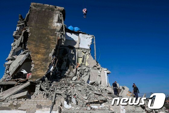[사진] 알바니아 93년만에 지진…형체만 남은 건물