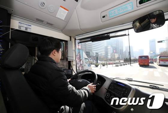 경찰기동대 수소전기버스 운행모습. © News1 이광호 기자