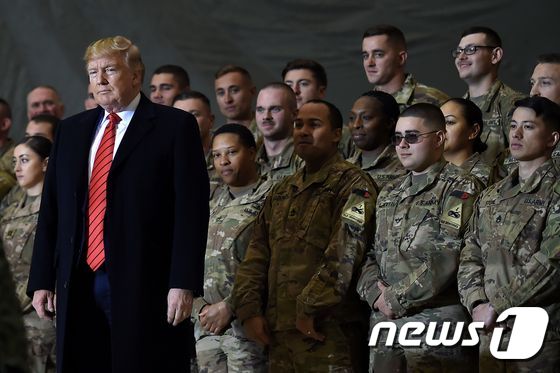도널드 트럼프 미국 대통령이 지난 11월28일(현지시간) 추수감사절에 아프가니스탄의 바그람 공군기지를 깜짝 방문해 장병들에게 연설을 하고 있다. © AFP=뉴스1 © News1 우동명 기자