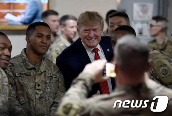 도널드 트럼프 미국 대통령이 지난 11월28일(현지시간) 추수감사절을 맞아 아프가니스탄의 바그람 공군기지를 깜짝 방문해 장병들과 기념사진을 촬영하고 있다. © AFP=뉴스1