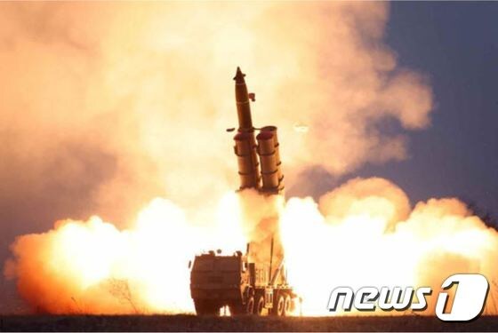북한 관영매체가 공개한 '초대형 방사포' 시험사격 모습. (노동신문) © 뉴스1