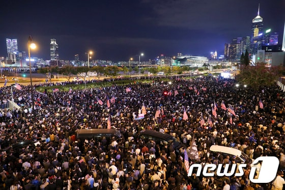 지난달 28일 홍콩시민들이 에든버러 공원에서 열린 집회에 참석, 인권법 제정을 환영했다. © 로이터=뉴스1 © News1 