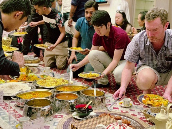 셰이크 모하메드 센터에서 아랍식 점심을 체험하는 여행객들의 모습© 뉴스1