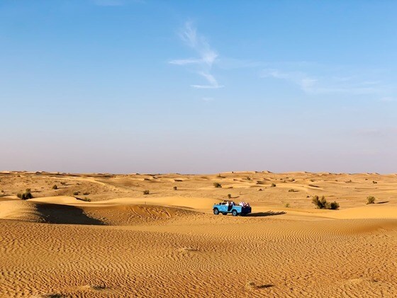 사막 위를 달리는 군용 랜드로버 차량© 뉴스1