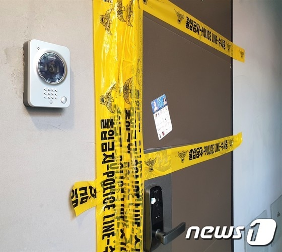 3일 오전 서울 성북구 성북동의 다가구주택에서 일가족 4명이 숨진 채 발견됐다. 사진은 폴리스라인이 설치된 주택. 2019.11.3/뉴스1 © News1 황덕현 기자