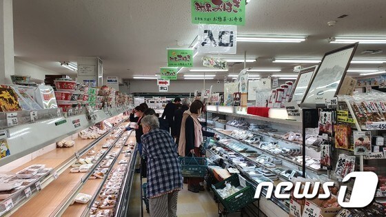 사이치 슈퍼마켓에서 손님들이 매대에 놓인 상품을 고르고 있다. © 뉴스1 김동규 기자