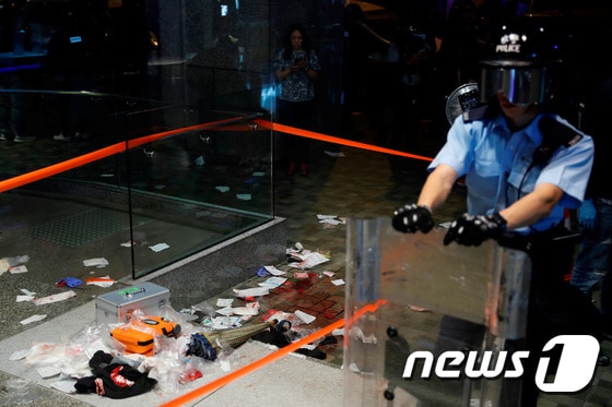 친중 인사가 반중 인사를 공격한 현장 © 로이터=뉴스1 © News1 박형기 기자