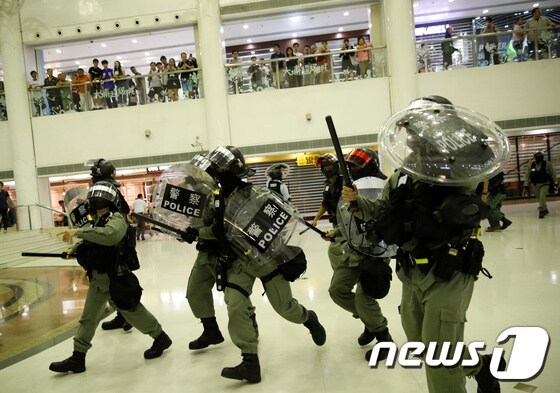 홍콩 경찰이 타이포에 있는 쇼핑몰에 진입, 시위 진압에 나서고 있다. © 로이터=뉴스1 © News1 박형기 기자