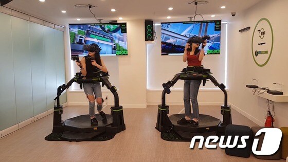 VR 체험존 'EVR그라운드'에서 버툭스옴니로 VR 게임을 즐기는 모습(리앤팍스 제공)© 뉴스1
