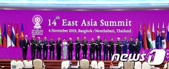 문재인 대통령이 4일(현지시간) 태국 방콕 임팩트포럼에서 열린 제14차 동아시아정상회의(EAS)에 참석해 각 국 정상들과 기념촬영을 하고 있다 (청와대 제공) 2019.11.5/뉴스1