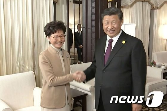 시진핑 중국 국가주석과 캐리 람 홍콩 행정장관이 4일 상하이에서 만나고 있다.  © AFP=뉴스1 © News1 박형기 기자